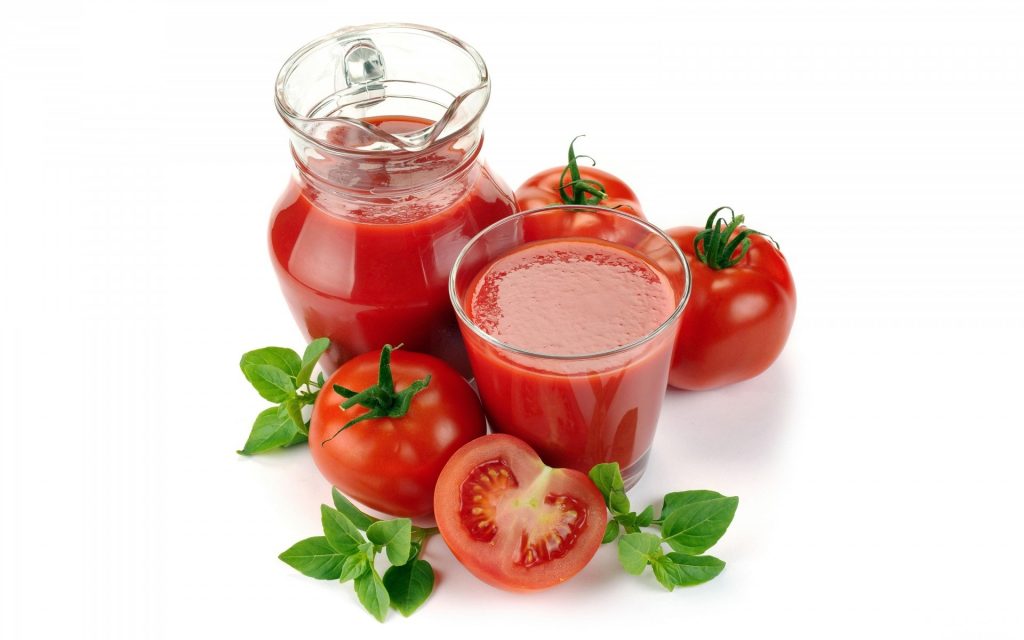uống nước ép cà chua mỗi sáng và buổi tối để đẹp da và giảm béo